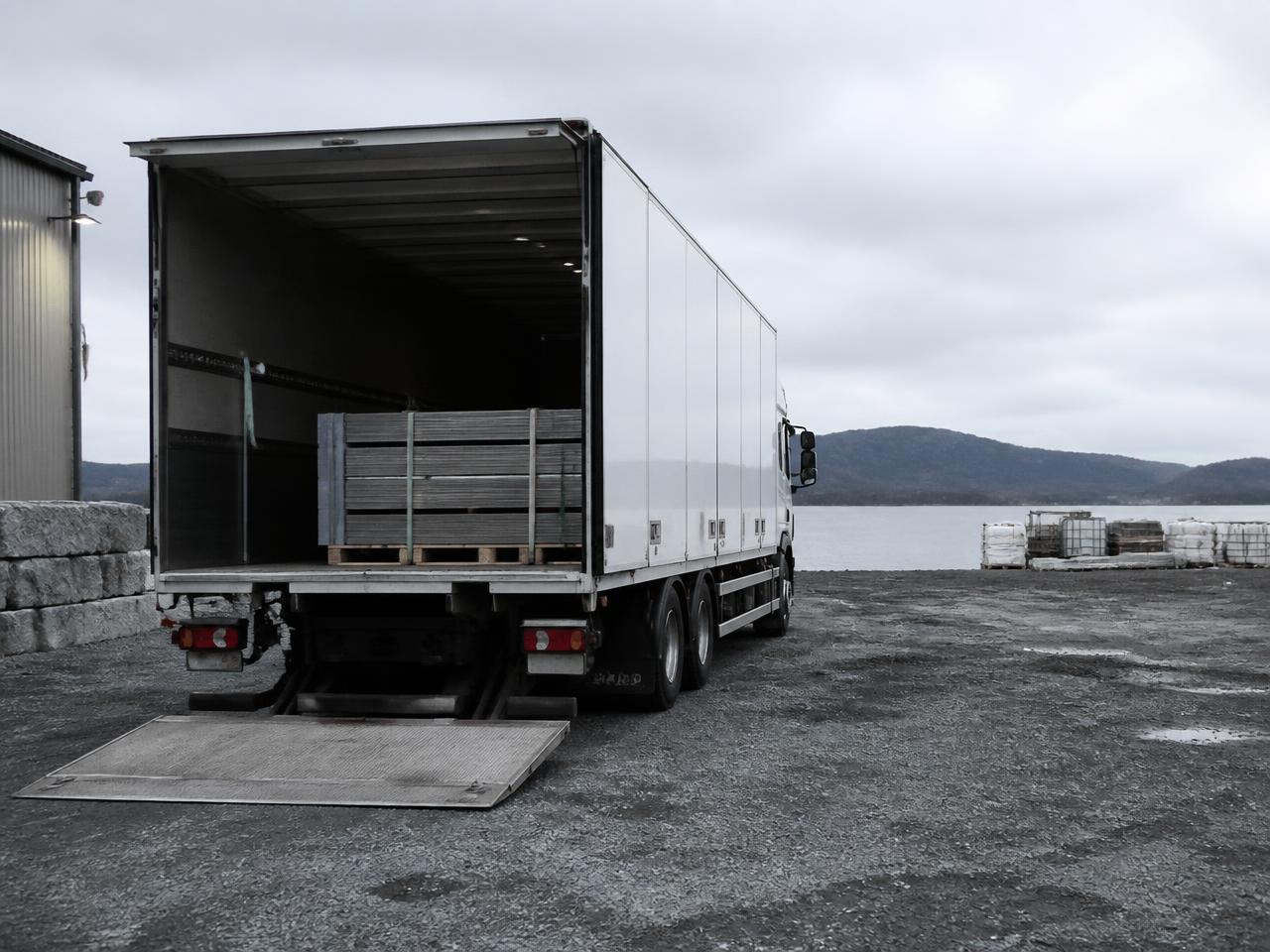 Lastebil parkert på industriområde ved sjøen på Stord